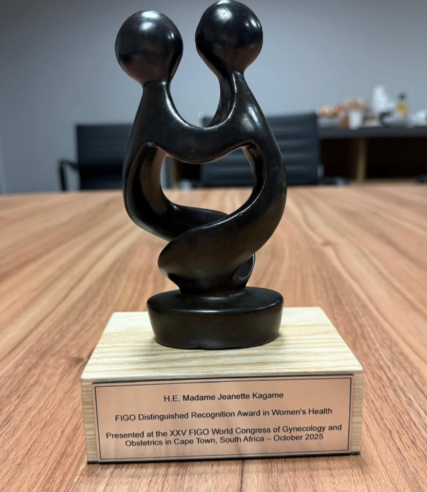 MichaelaAgasaro's tweet image. In October 2025, @FirstLadyRwanda was recognised by @FIGOHQ for her lifelong dedication to advancing women’s health and rights. It was a truly well-earned honour and a proud milestone for #Rwanda.

It is inspiring to see her work not only improving the lives of Rwandans but also