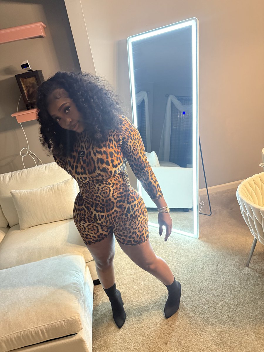 KeepingupwitLa's tweet photo. 32 is strange, but happy birthday to me. 😘 https://t.co/Nt8kJiGB9f