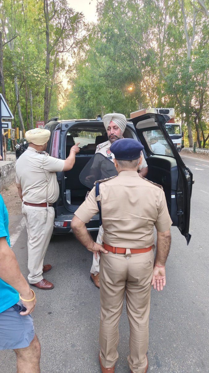 PP_Hoshiarpur's tweet image. Hoshiarpur Police is taking stern action against the violators of traffic rules.

Follow traffic rules and ensure road safety for all!

#ActionAgainstTrafficViolators #TrafficSafety #FollowTheRules #PunjabRoadSafetyAlert