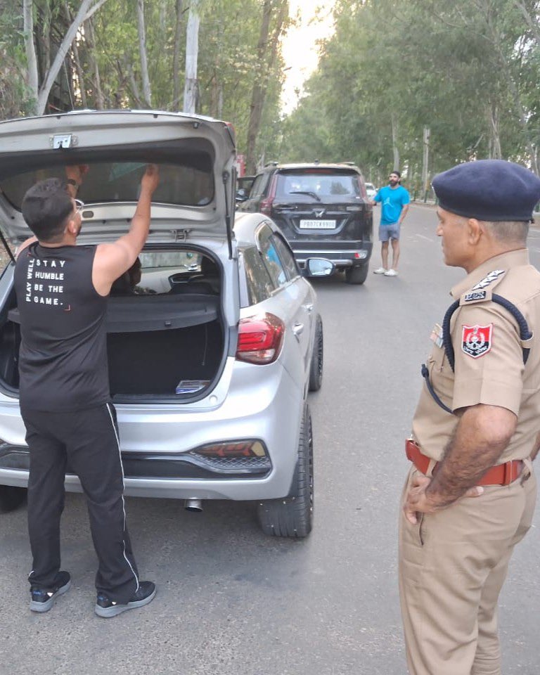 PP_Hoshiarpur's tweet image. Hoshiarpur Police is taking stern action against the violators of traffic rules.

Follow traffic rules and ensure road safety for all!

#ActionAgainstTrafficViolators #TrafficSafety #FollowTheRules #PunjabRoadSafetyAlert