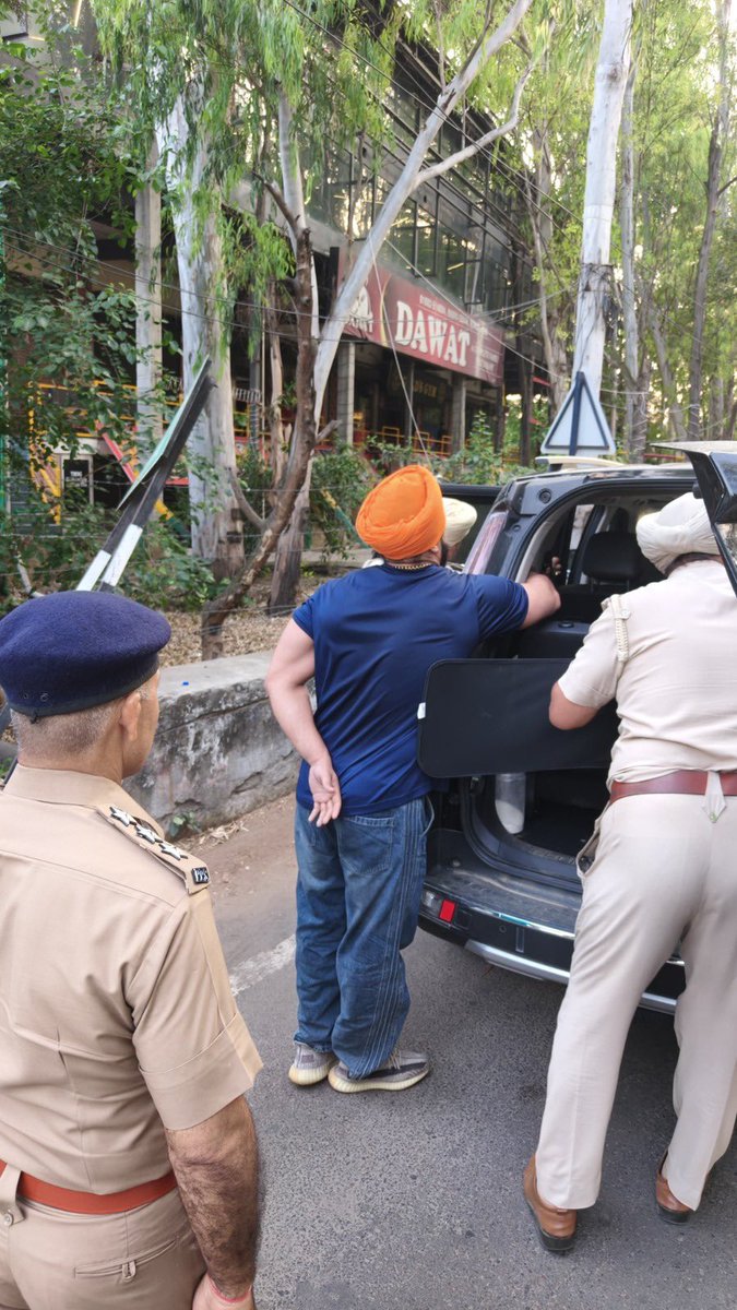 PP_Hoshiarpur's tweet image. Hoshiarpur Police is taking stern action against the violators of traffic rules.

Follow traffic rules and ensure road safety for all!

#ActionAgainstTrafficViolators #TrafficSafety #FollowTheRules #PunjabRoadSafetyAlert