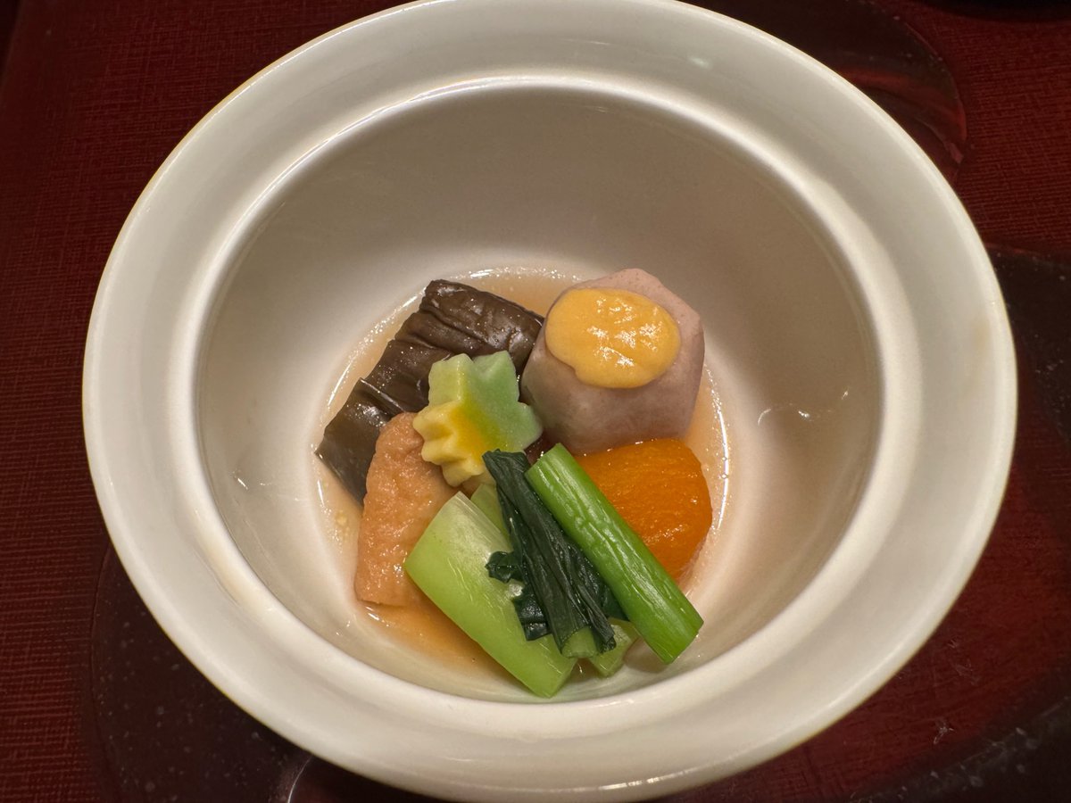 jun_eventually's tweet photo. 京王プラザホテル札幌・和食みやま
開業44周年記念の特別会席をいただきました🥢
有田焼陶箱にキレイに盛り付けられた前菜は、3人分✨
御椀、御造り🐟、サロマ牛の雲丹焼き、
煮物、揚物、鰻のおこわ、デザートなど🍵
どれも美味しくてお店は全室個室なので、
家族とゆっくり過ごせました😌🍸 https://t.co/Mm3kfhwt5p