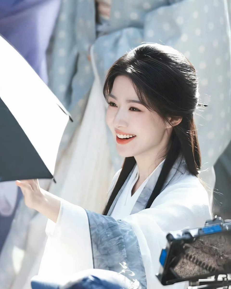 อวี้เสี่ยวเป็นคนที่แต่งน้อยแล้วสวยมาก น้อยๆเรียบๆ
ดูขาวสะอาด เห็นแล้วชื่นใจอ่ะ5555555555