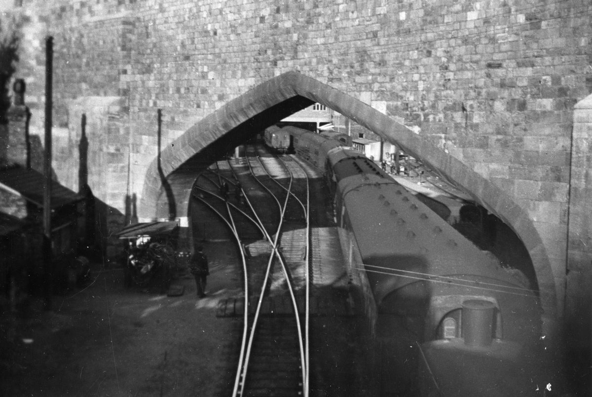 awalmsley11's tweet image. Why soot marks on York Wall arches you ask?
Years ago the station was within and the line passed through here.

Unsure how I took this photo as it was after 12 cans, 6+ pints of porter/stout, cocktails for some reason then I want to say Glendronach 15?

#yorkshire
