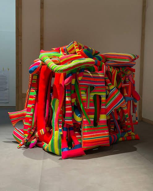 jeongin’s favorite piece at the bottega veneta exhibition is an installation by an argentinian artist 🇦🇷 Marta Minujín, 1964, titled ‘revuélquese y viva!’ (roll around and live!) made from stacked mattresses, an interactive piece that turns the viewer into part of the art!
