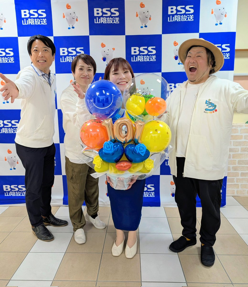 minbss's tweet photo. 遅くなりましたが…一昨日はBSS正面玄関ロビーでの2時間の公開生放送、本当にありがとうございました！
大型連休後半初日！飲食出店ナシ！ビタサタ放送のみ！(あっ、グッズ販売はありました！)にも関わらず！本当に沢山の方にお越しいただけて…大変嬉しかったです😭✨
#ビタサタ
#前々日リハ後写真も https://t.co/ymrDSPqeqp