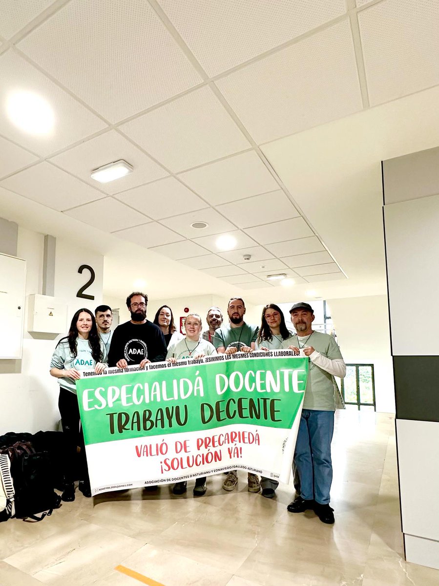SUATEA's tweet photo. SUATEA va tar sofitando y acompañando al profesoráu d’asturianu enzarráu  güei na Conseyería d’Educación pa esixir el reconocimientu de los sos derechos.

Reiteramos el nuesu compromisu con toles aiciones que busquen garantizar la igualdá de tratu.

¡Especialidá docente yá! https://t.co/pqKRUQAyLZ