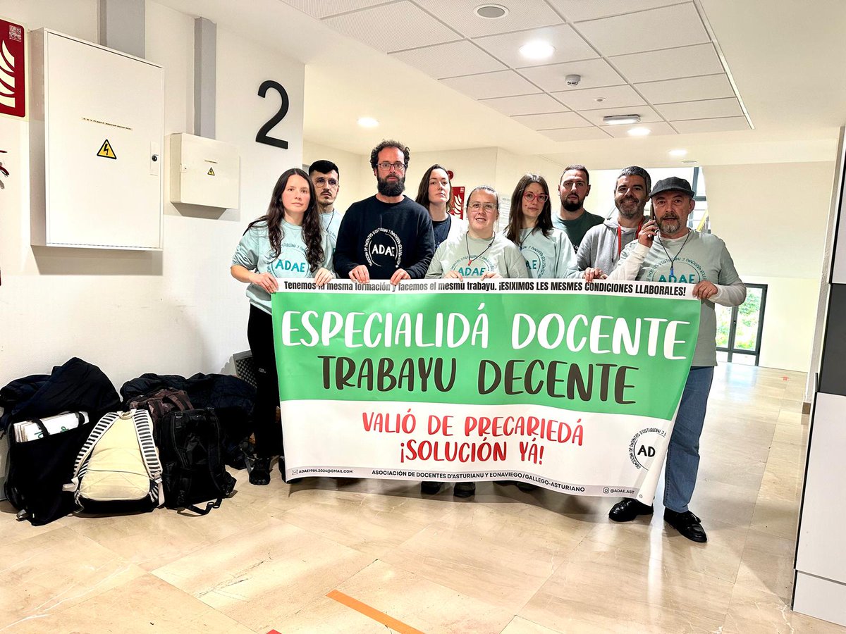 SUATEA's tweet photo. SUATEA va tar sofitando y acompañando al profesoráu d’asturianu enzarráu  güei na Conseyería d’Educación pa esixir el reconocimientu de los sos derechos.

Reiteramos el nuesu compromisu con toles aiciones que busquen garantizar la igualdá de tratu.

¡Especialidá docente yá! https://t.co/pqKRUQAyLZ