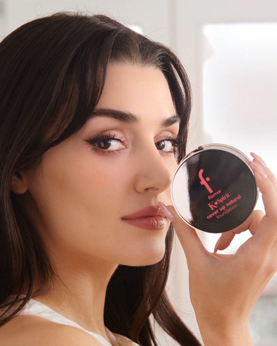 Filtresiz, ve her an canlı... Hande Erçel’in duru güzelliğini tamamlayan o "yok gibi" makyajın kahramanı: K-Spirit Cover Up Doğal Bitişli Fondöten! ✨