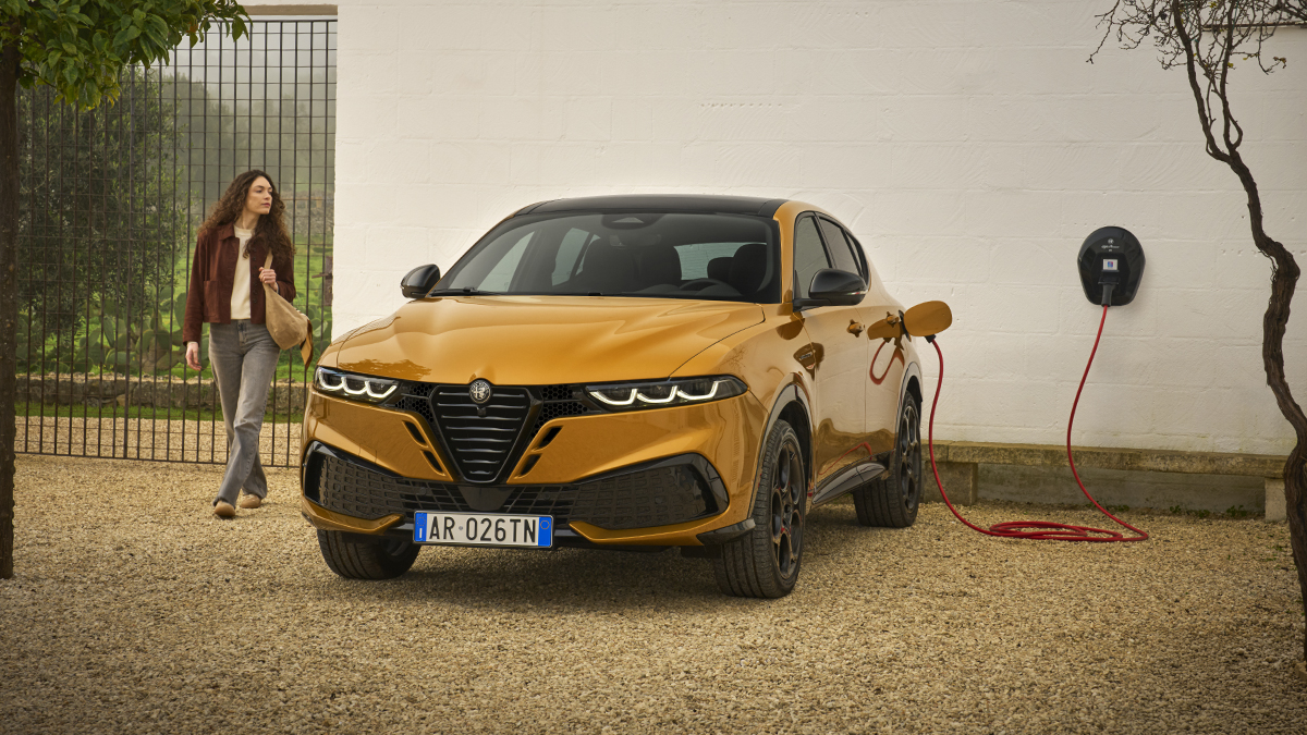 alfa_romeo's tweet image. A vivid reflection of Italian style and sportiness – shining even brighter under the Mediterranean light. 

alfaromeo.com/models/tonale
#AlfaRomeo #AlfaRomeoTonale