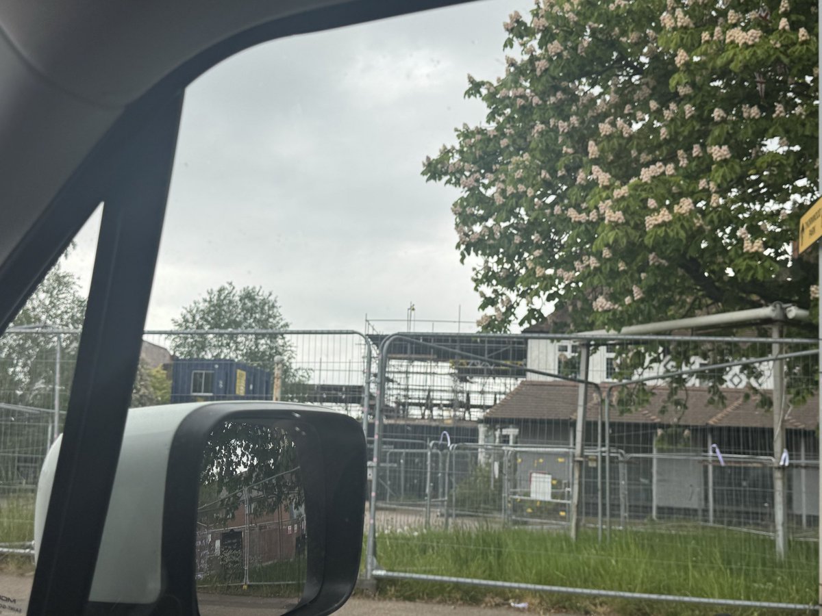 What’s going on at the back of the Bell Hotel in Epping? Surely they aren’t building houses, coz who would buy a home next to this? <a href="/EssexPR/">Adam Brooks AKA EssexPR 🇬🇧</a>