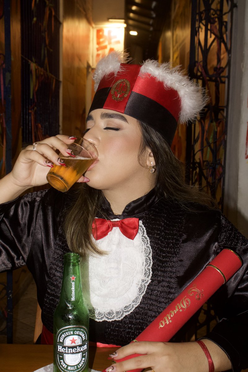 _pluta0_'s tweet photo. eu quando detesto cerveja, mas quero fazer um ensaio aesthetic no bar https://t.co/YrPJYXirDe