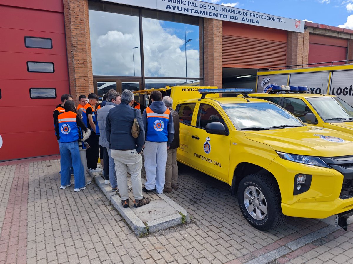 EmergenciaAvila's tweet photo. Este #lunes hemos recibido en los parques de #BomberosAV y @ProteCivilAvila la visita del Agrupamiento de Escolas de Carregal do Sal, de la  zona portuguesa de Viseu

Han conocido las instalaciones, herramientas, vehículos, organización y formas de trabajo de ambos servicios https://t.co/j4lG8CvYfD