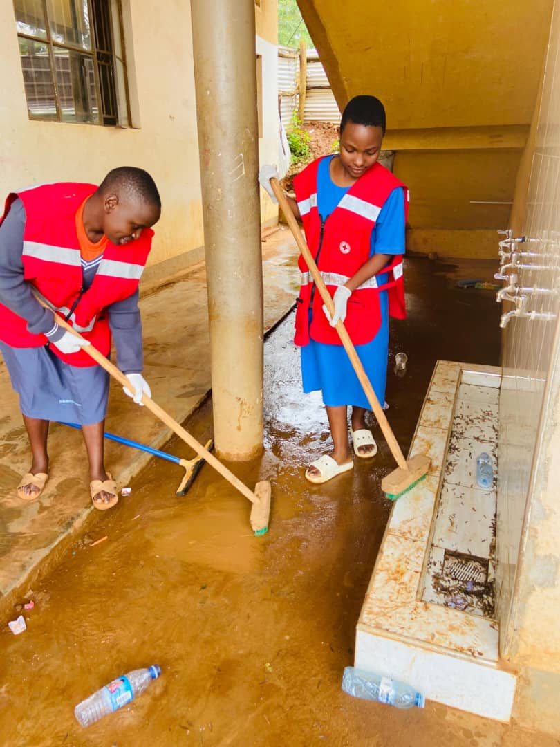 UgandaRC_Youths's tweet image. The Red Cross Link at Blessed Sacrament Kimanya Secondary School carried out a community service activity by cleaning the school ahead of the school holidays, recently. Great job, youths. Your commitment to service and teamwork is truly inspiring!
#Youths @UgandaRedCross