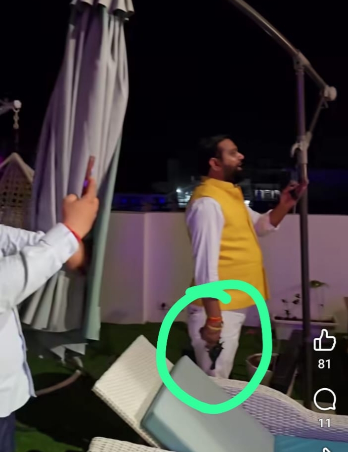 bstvlive's tweet photo. उन्नाव: जन्मदिन पर बैंक कर्मी का शस्त्र प्रदर्शन

➡️लाइसेंसी रिवाल्वर संग फायरिंग का आरोप
➡️बैंक कर्मी धीरेंद्र सिंह का वीडियो वायरल 
➡️भाजपा नेता प्रदीप सिंह का जन्मदिन था
➡️जिले के सदर कोतवाली क्षेत्र का मामला
 
#Unnao #WeaponDisplay #Firing @unnaopolice @Uppolice https://t.co/6DwyZGfKEJ