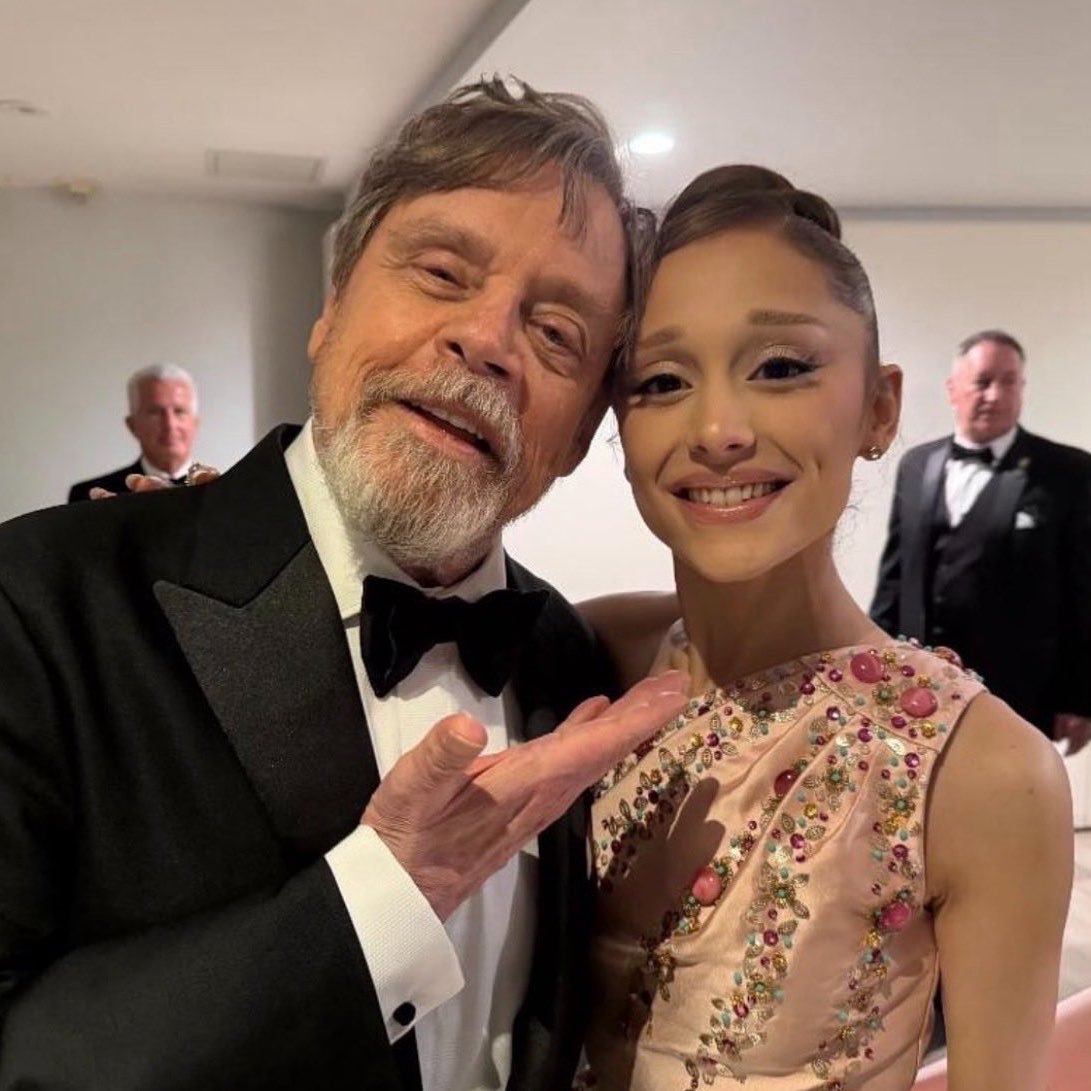 canucksgrande's tweet photo. Ariana &amp; star wars ✨💫🤍 https://t.co/P8MIr8njFX