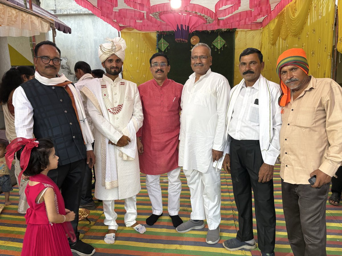 vikramkdoffice's tweet photo. श्री विक्रम देशमुख आज जनपद खैरलांजी के ग्राम नवेगाँव तीन टोला में चि. विवेक (मोनू) तुरकर के मांगलिक कार्यक्रम में उपस्थित हुए और शुभ कामनाएँ दी। https://t.co/DgCKEIRdwu