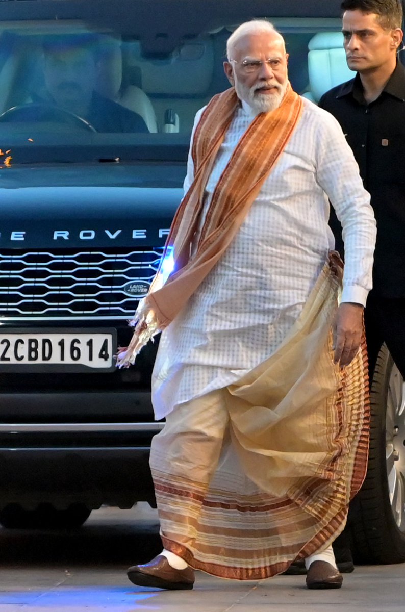 timesofindia's tweet image. #ResultsWithTOI | 'Lotus now blooms from Gangotri to Ganga sagar,' PM Modi lauds historic BJP win in Bengal.

Track LIVE updates  🔗 toi.in/electionresult

📷Tarun Rawat
#ElectionsWithTOI #NarendraModi #BJP #PartyHQ #ElectionResults #IndianPolitics #Delhi