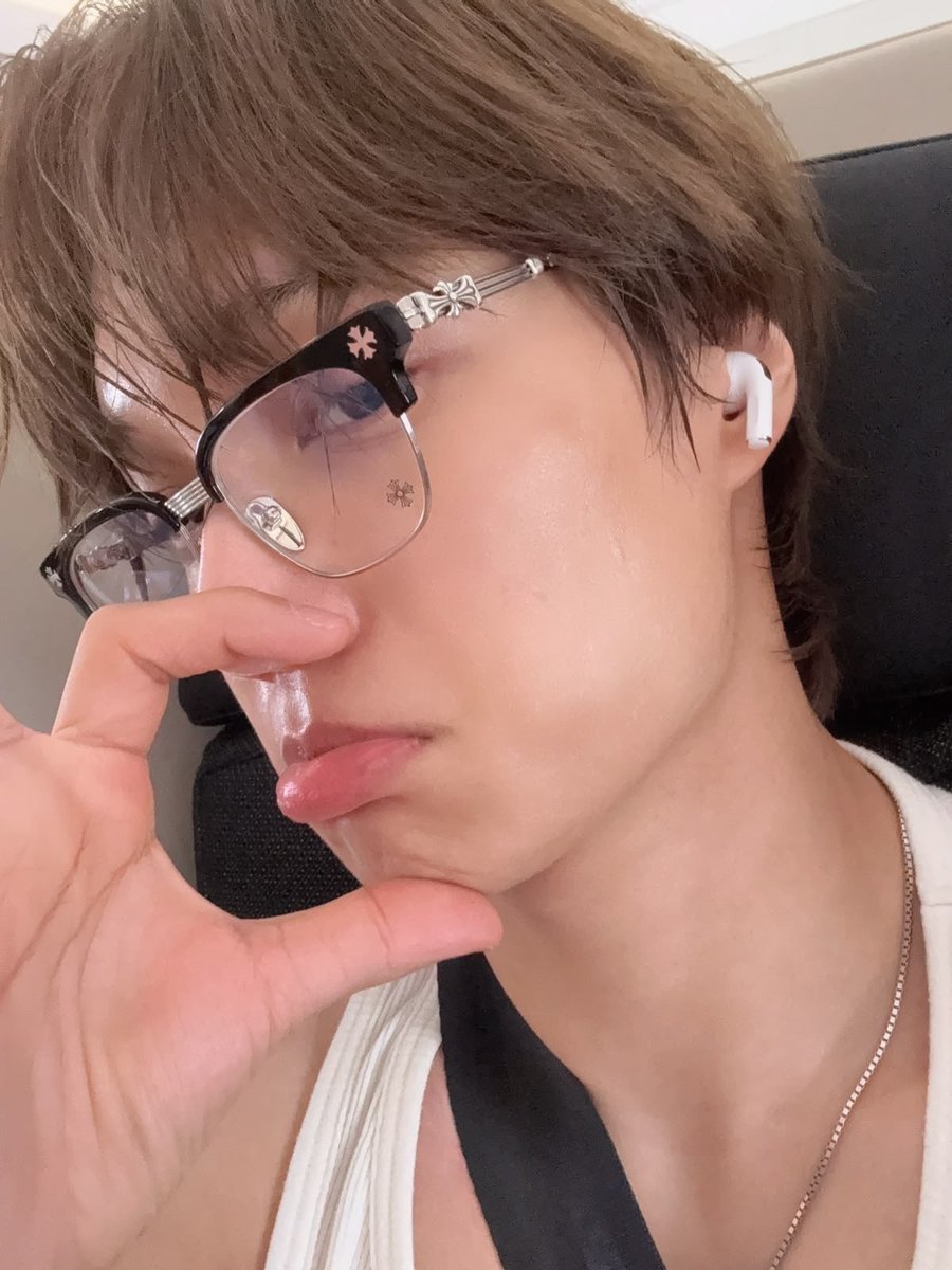 daily jongin tweet media