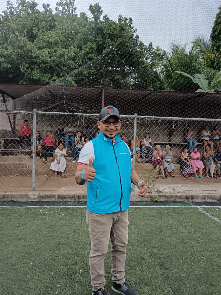 SecretariaNISAC's tweet photo. Tuvimos quiebra de piñatas, juegos, refrigerio y muchas sorpresas más; actividades que nos permiten estar cerca de nuestra gente y disfrutar de la seguridad que nos ha dado nuestro Presi, @nayibbukele 💯

#Operación2027 #VamosPorTodo https://t.co/ds5uFoTjqd