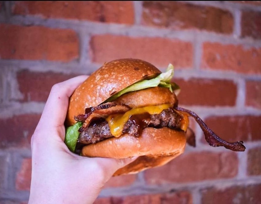 fishmarketva's tweet image. Monday just got a whole lot tastier 🍔🔥 our Old Town Burger—flame-grilled CAB, cheddar, bacon, lettuce, tomato, pickles, BBQ sauce, and an onion ring stacked on top—is big, bold, and built for serious cravings.
#delivery #visitalx #seafood #patiodining #ubereats #nomnom #grubhub