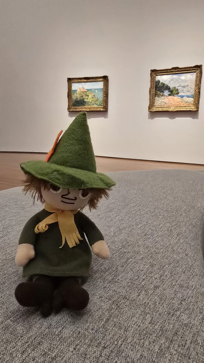bkchoy2's tweet photo. スナフキンはモネの絵画が展示されているコーナーがあったことを覚えているのだが、どうやら見つけられないようだ。まずは座って休憩しよう。
😉🖌️👨🎨🖼️🎨☺️
#スナフキン #ムーミン #snufkin #Moomin #ムーミンバレーパーク #Impressionist #mfaboston #ClaudeMonet #クロードモネ https://t.co/8PeTJak48A