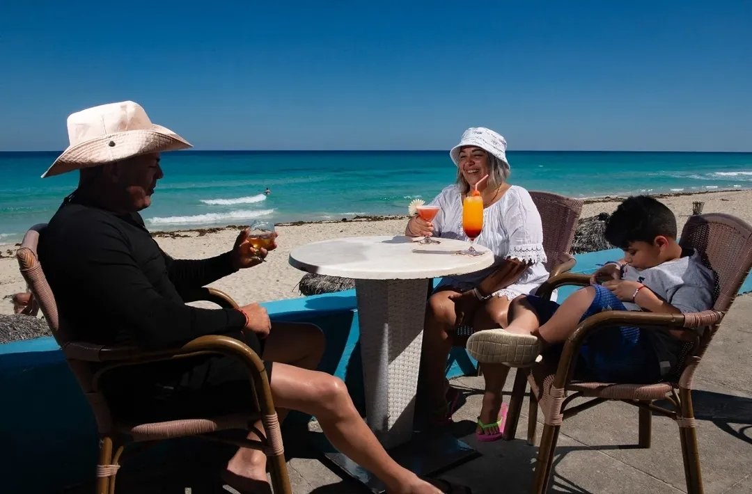 _varadero's tweet image. Un trago 🍹 en familia 😍

#Varadero #Cubatravel #Verano #SolYPlaya
