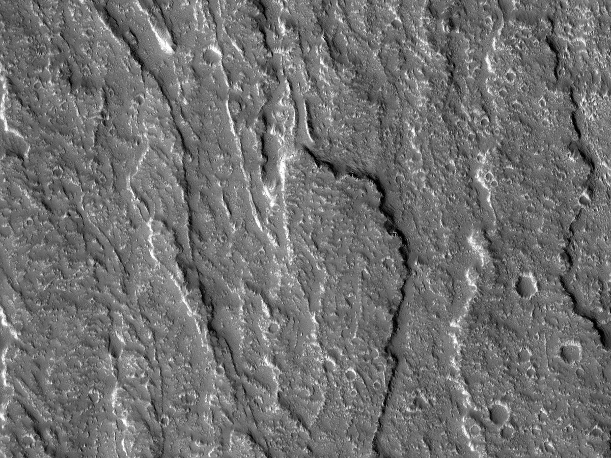 HiRISE's tweet image. HiPOD: When It Flowed on Olympus (Mons)

This stunning image features an apparent lava flow that appears to have been more resistant to weathering, given its higher profile than the surrounding landscape. 

uahirise.org/hipod/ESP_0768…
NASA/JPL-Caltech/University of Arizona
#Mars