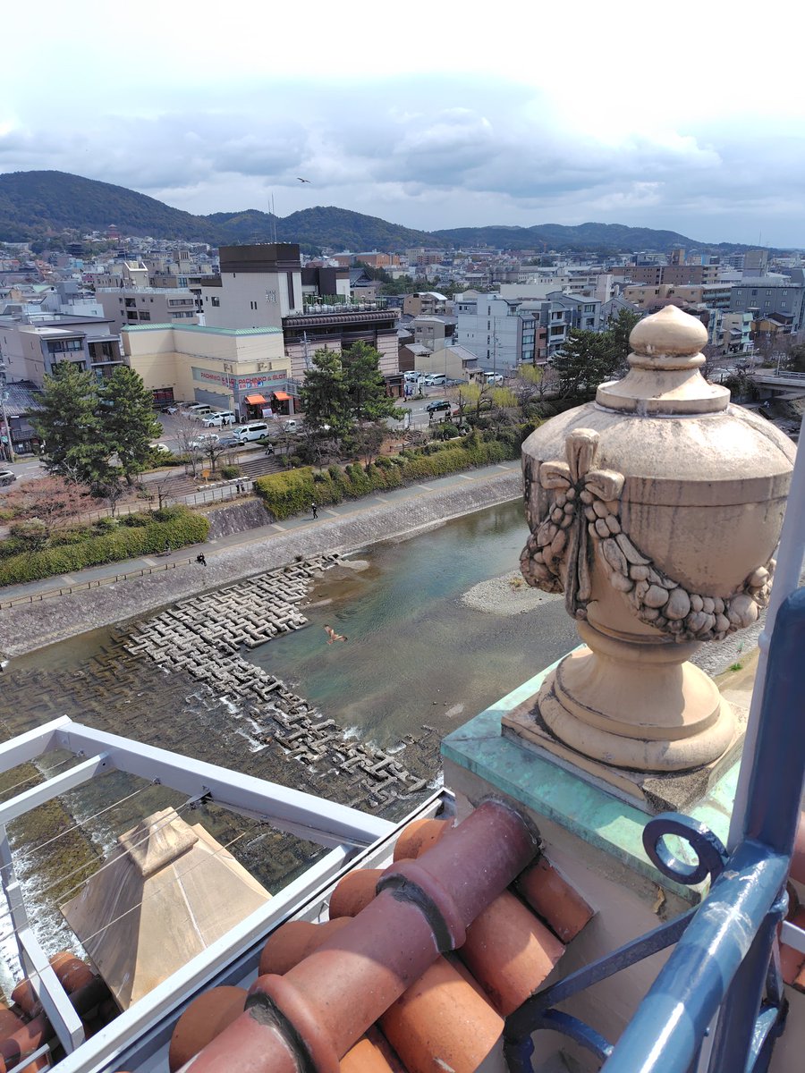 houkagodesign's tweet photo. 【建築巡り旅・東華菜館＠京都】

西洋建築を巡る旅に出かけてきました✨️

まずは鴨川の辺にある北京料理の東華菜館！
天井や窓際の装飾から、椅子まで全てに拘りが感じられました🪇

建築に興味があると伝えると、屋上まで見せてくださり、建物の意匠を近くで見ることができました🫶手動エレベーターが今も現存していて感動です😊

4階までの各階の天井を高くして広さを感じさせていました👀これはサイトデザインにおいても、限られた画面の中で余白設計や高さの使い方で広がりが演出できるなと関連して考えました🙌また、広さの知覚は安心感や上質さを演出できると空間から体感できました♪