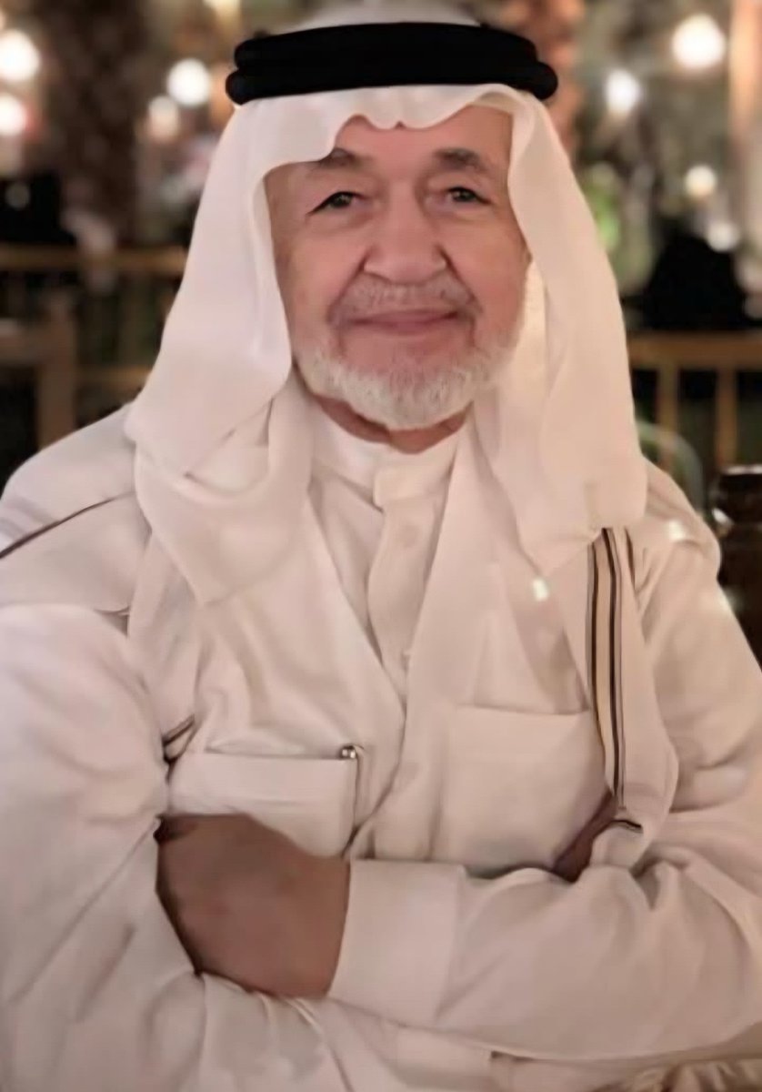 saud_abdulghani's tweet photo. الأستاذ مالك بن نذير بن يحيى محروس رحمه الله، ولد في المدينة المنورة حوالي عام 1372هـ، ونشأ ودرس بها، عجيب أمر هذا الرجل رحمه الله فقد أدى صلاة الظهر جماعة في المسجد النبوي الشريف، وعاد في نفس اليوم محمولاً على الأعناق ليُصلى على جنازته بعد صلاة العِشاء!! كان رحمه الله من خيرة الجيران، طيب الأثر، حاضراً بالخير، حسن الأخلاق، باراً بوالديه، رجلاً طيباً بكل ما تعنيه الكلمة من معنى، غاب جسده وبقي ذكره الطيب، كانت أسرته قديماً من سكان حوش المغاربة الذي يُسميه البعض بـ حوش أبو نخلة المُتفرع من زقاق السلطان، عمل بالموارد البشرية في الخطوط السعودية حتى تقاعده وكان من سكان حي الربوة، أما والده فقد كان من خيرة الناس وقد عرفته صديقاً حميماً مُقرباً من والدي رحمهما الله، توفي الأستاذ مالك بن نذير بن يحيى محروس في المدينة المنورة يوم الأربعاء 5 ذو القعدة عام 1447هـ عن عمر يناهز الـ 75 عاماً ودفن في بقيع الغرقد، رحمه الله وأسكنه فسيح جناته (المصدر د. أحمد الشعبي، والأستاذ عبدالحكيم محروس).