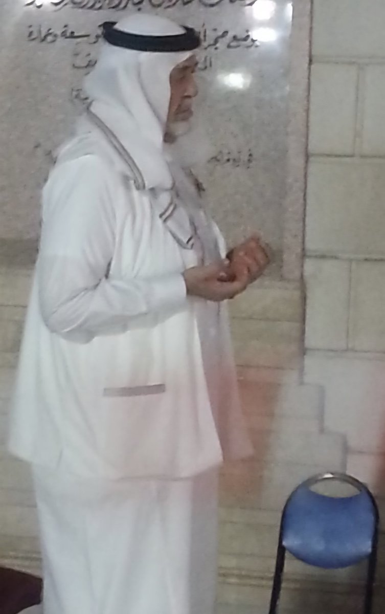 saud_abdulghani's tweet photo. الأستاذ مالك بن نذير بن يحيى محروس رحمه الله، ولد في المدينة المنورة حوالي عام 1372هـ، ونشأ ودرس بها، عجيب أمر هذا الرجل رحمه الله فقد أدى صلاة الظهر جماعة في المسجد النبوي الشريف، وعاد في نفس اليوم محمولاً على الأعناق ليُصلى على جنازته بعد صلاة العِشاء!! كان رحمه الله من خيرة الجيران، طيب الأثر، حاضراً بالخير، حسن الأخلاق، باراً بوالديه، رجلاً طيباً بكل ما تعنيه الكلمة من معنى، غاب جسده وبقي ذكره الطيب، كانت أسرته قديماً من سكان حوش المغاربة الذي يُسميه البعض بـ حوش أبو نخلة المُتفرع من زقاق السلطان، عمل بالموارد البشرية في الخطوط السعودية حتى تقاعده وكان من سكان حي الربوة، أما والده فقد كان من خيرة الناس وقد عرفته صديقاً حميماً مُقرباً من والدي رحمهما الله، توفي الأستاذ مالك بن نذير بن يحيى محروس في المدينة المنورة يوم الأربعاء 5 ذو القعدة عام 1447هـ عن عمر يناهز الـ 75 عاماً ودفن في بقيع الغرقد، رحمه الله وأسكنه فسيح جناته (المصدر د. أحمد الشعبي، والأستاذ عبدالحكيم محروس).