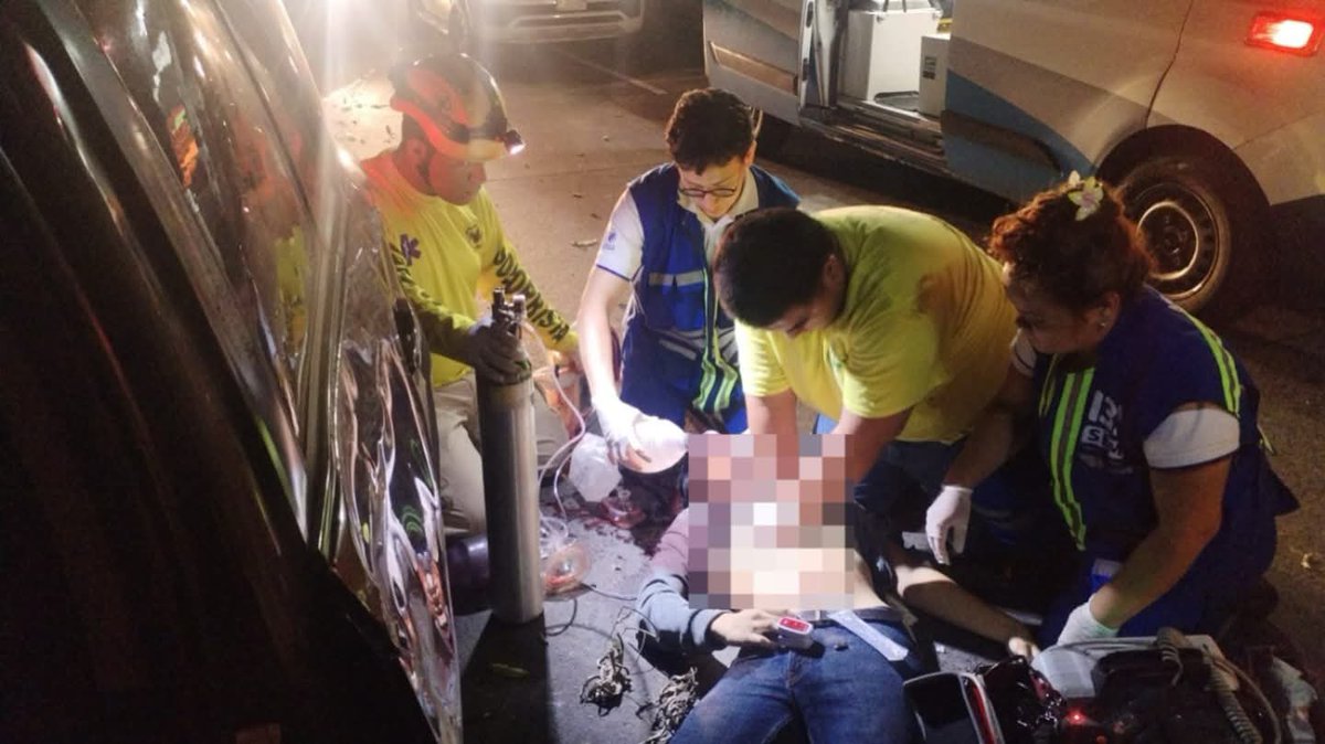 elurbanonews's tweet image. #Accidente | Accidente en calle a Huizúcar deja un fallecido y una lesionada

Un joven perdió la vida y una mujer resultó herida tras un accidente de tránsito ocurrido sobre la calle a Huizúcar, específicamente en la zona del redondel de La Cima.

El conductor perdió el control