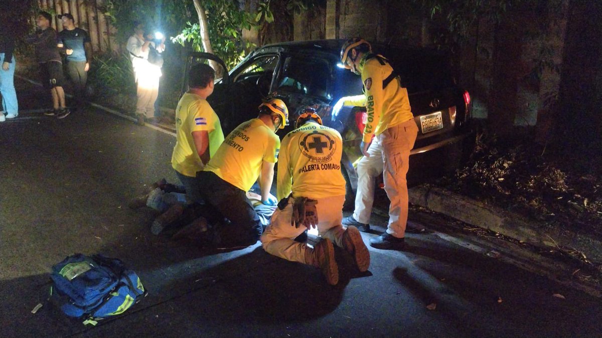 elurbanonews's tweet image. #Accidente | Accidente en calle a Huizúcar deja un fallecido y una lesionada

Un joven perdió la vida y una mujer resultó herida tras un accidente de tránsito ocurrido sobre la calle a Huizúcar, específicamente en la zona del redondel de La Cima.

El conductor perdió el control