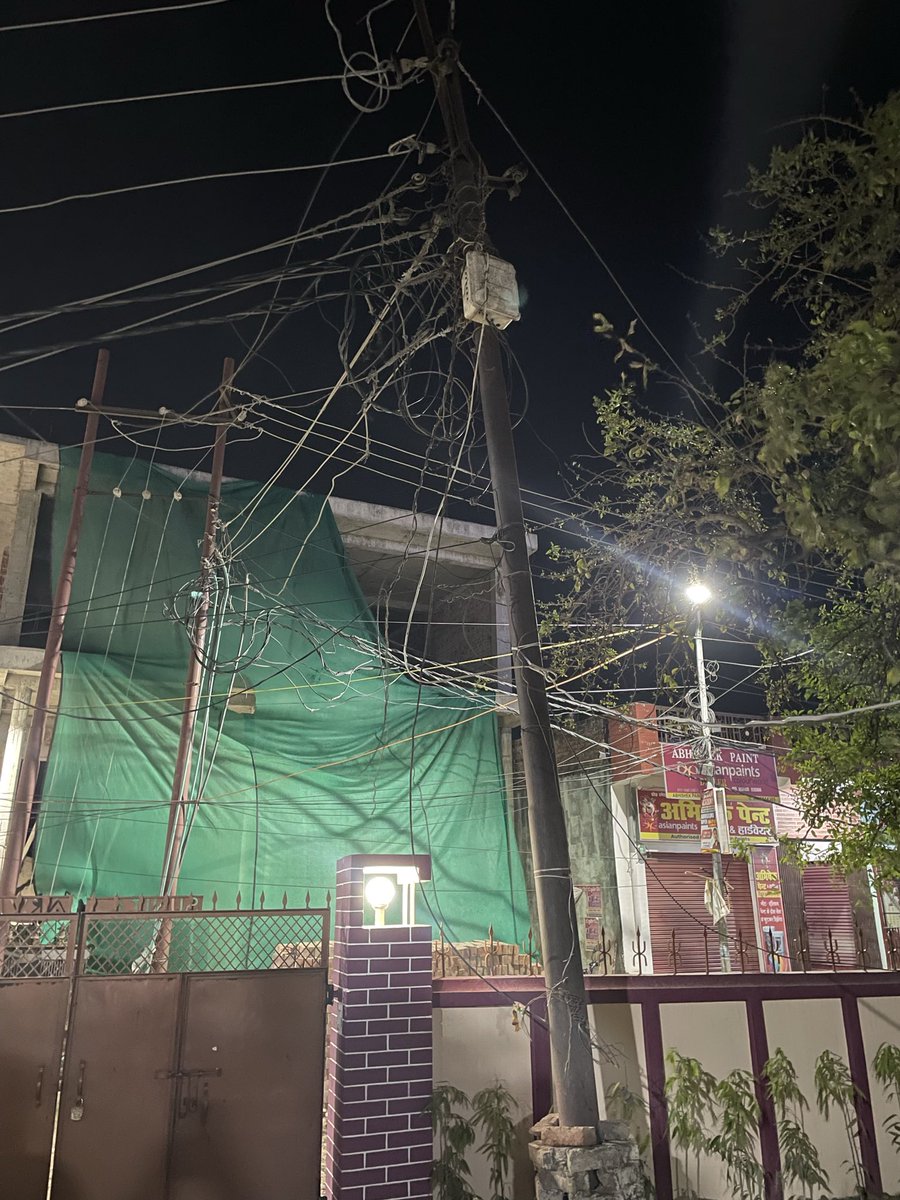 manudeo22's tweet photo. कोई घटना हो जाए उससे पहले कृपया इस समस्या का जल्द से जल्द समाधान करें। धन्यवाद। Mau purani tehsil https://t.co/5mHtvXZVfK