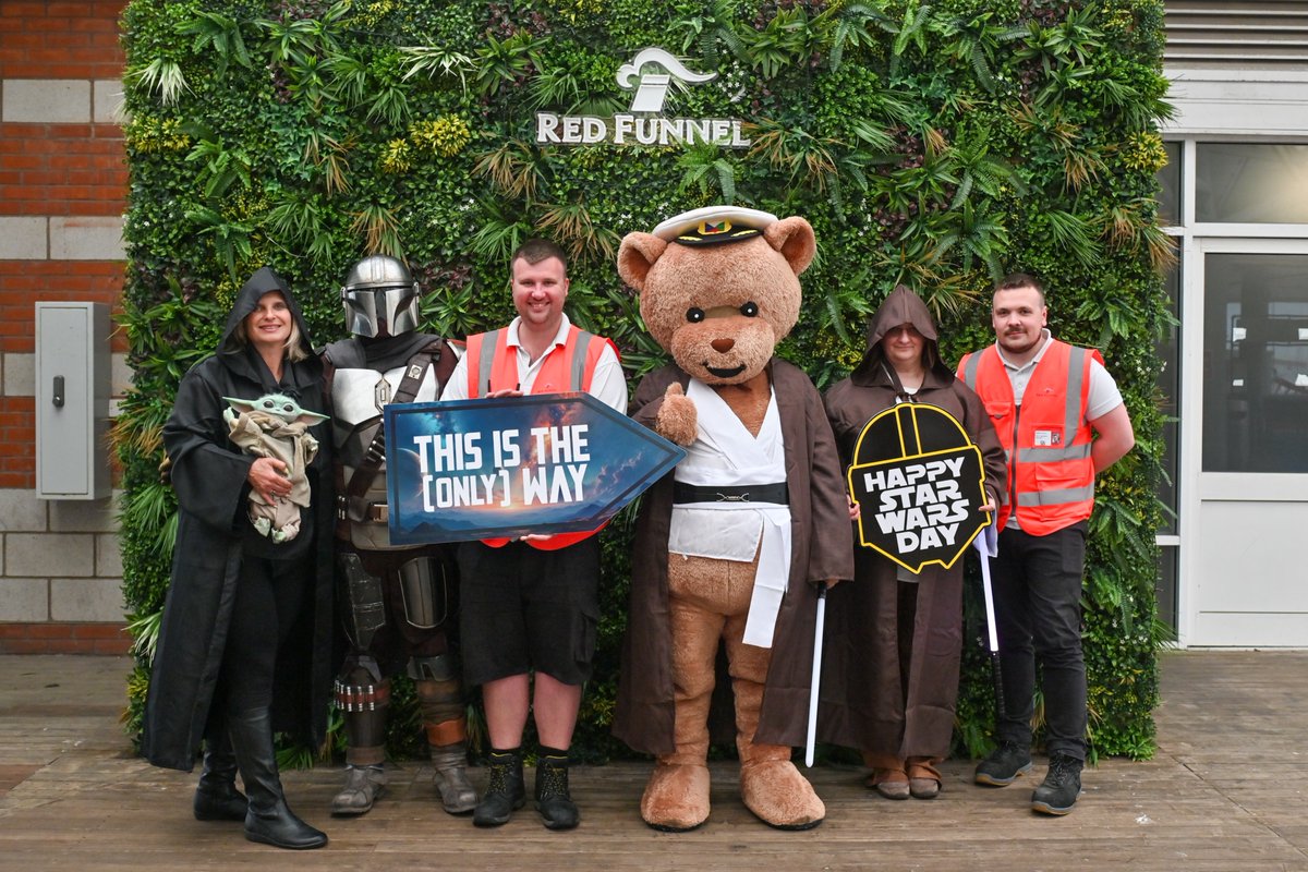 RedFunnelFerry's tweet image. They met passengers, posed for photos and helped guide visitors to the “only way” to the Isle of Wight!🚢

May the 4th be with you!⭐️

#StarWars #Southampton #IsleofWight #RedFunnel #Ferry