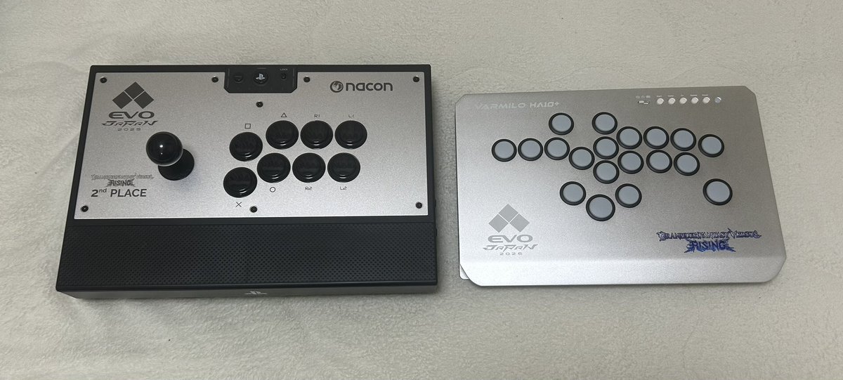 去年と今年のEVO Japanのシルバーコントローラー。 あとはシルバー
