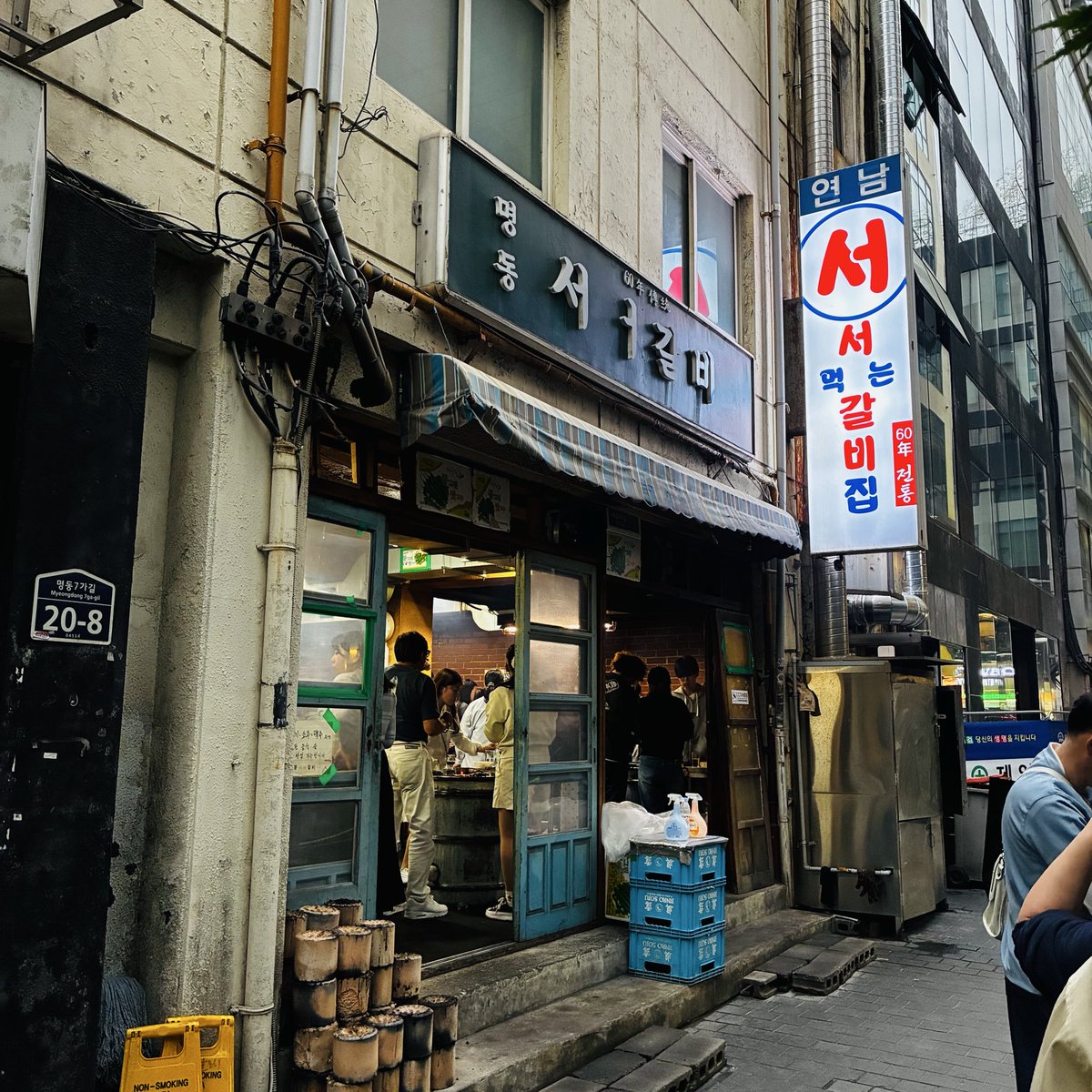 yukik2020's tweet photo. 韓国旅行中
色々美味しい物があるけど
ここのカルビが美味しい！
ドラム缶で焼くカルビ
柔らかくて、ニンニクのソース
さっぱり系のソースどちらも
美味しいよ！
南大門も野菜ホットクも
また明日食べような。

#明洞ソソカル
#南大門野菜ホットク https://t.co/wvCNvkyGeJ