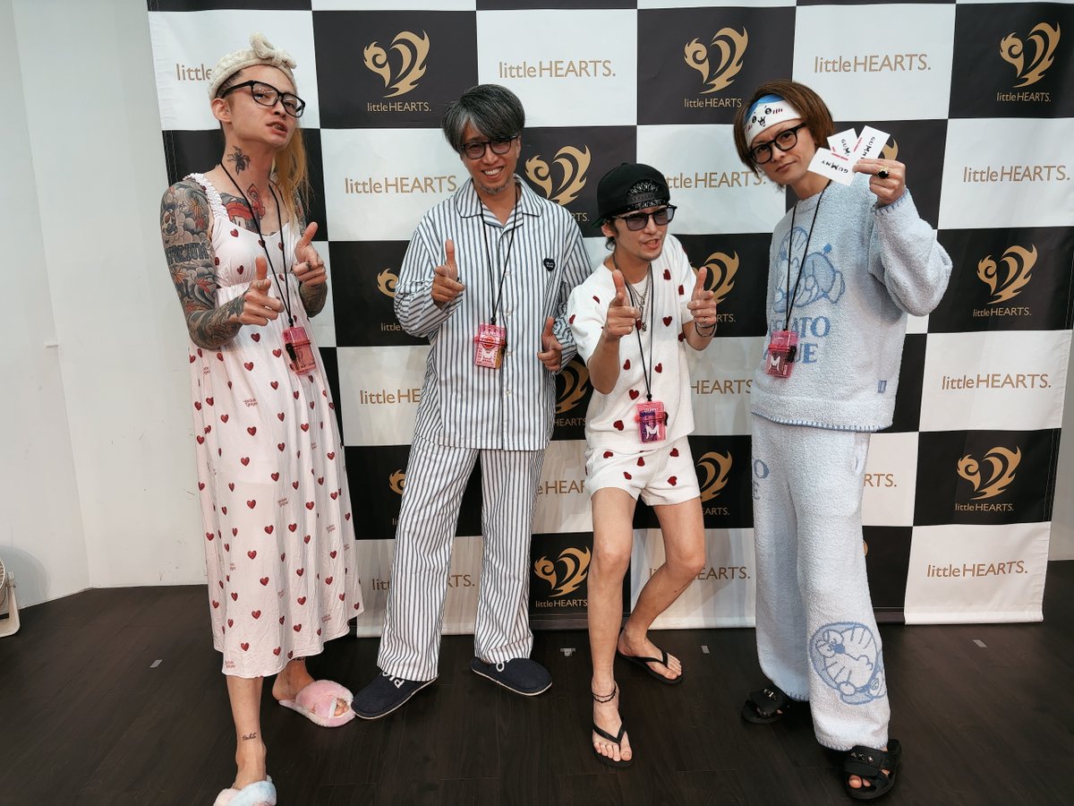 littleHEARTS. tweet media