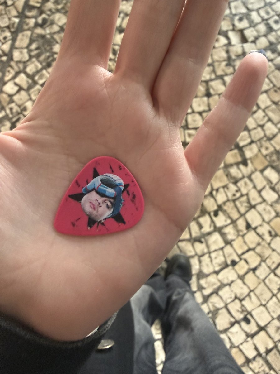 ★ ashton ★ on tour tweet media