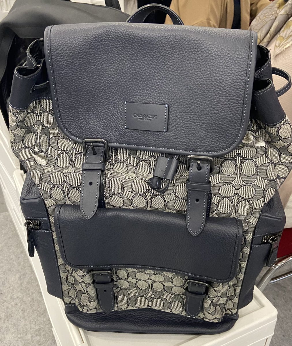 flowerinhere's tweet image. Guys WTS Coach League Flap Backpack mixed signature canvas. Preloved, barang likenew, juarangggg dipake, kalo mau detailnya nanti aku info di dm. IDR9.000.000 (nego dikit yaaa) #jastip #wts #preloved #coach #backpack