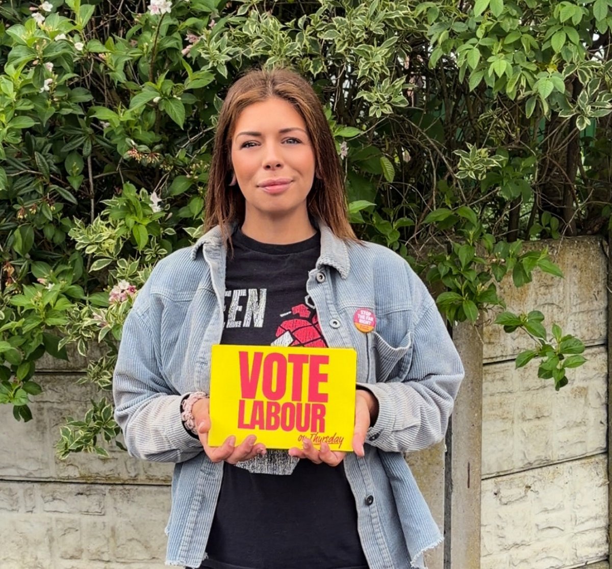 RebCallaghan_'s tweet image. Muggy Bank Holiday Monday out in Droylsden West delivering leaflets to Labour pledge households and reminding residents to get out and vote this Thursday. 🌹🗳️

Every vote matters.

#VoteLabour #DroylsdenWest