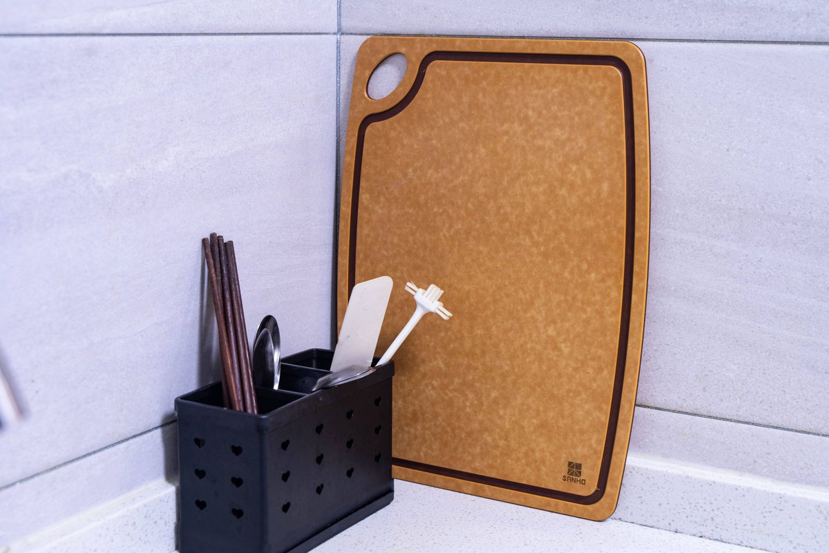 jack122948_'s tweet image. "DIY a minimalist key organizer from an old wooden cutting board!  Sand, drill holes, add leather straps—your keys will thank you. Tag us in your creations! #DIYCrafts #Upcycle"