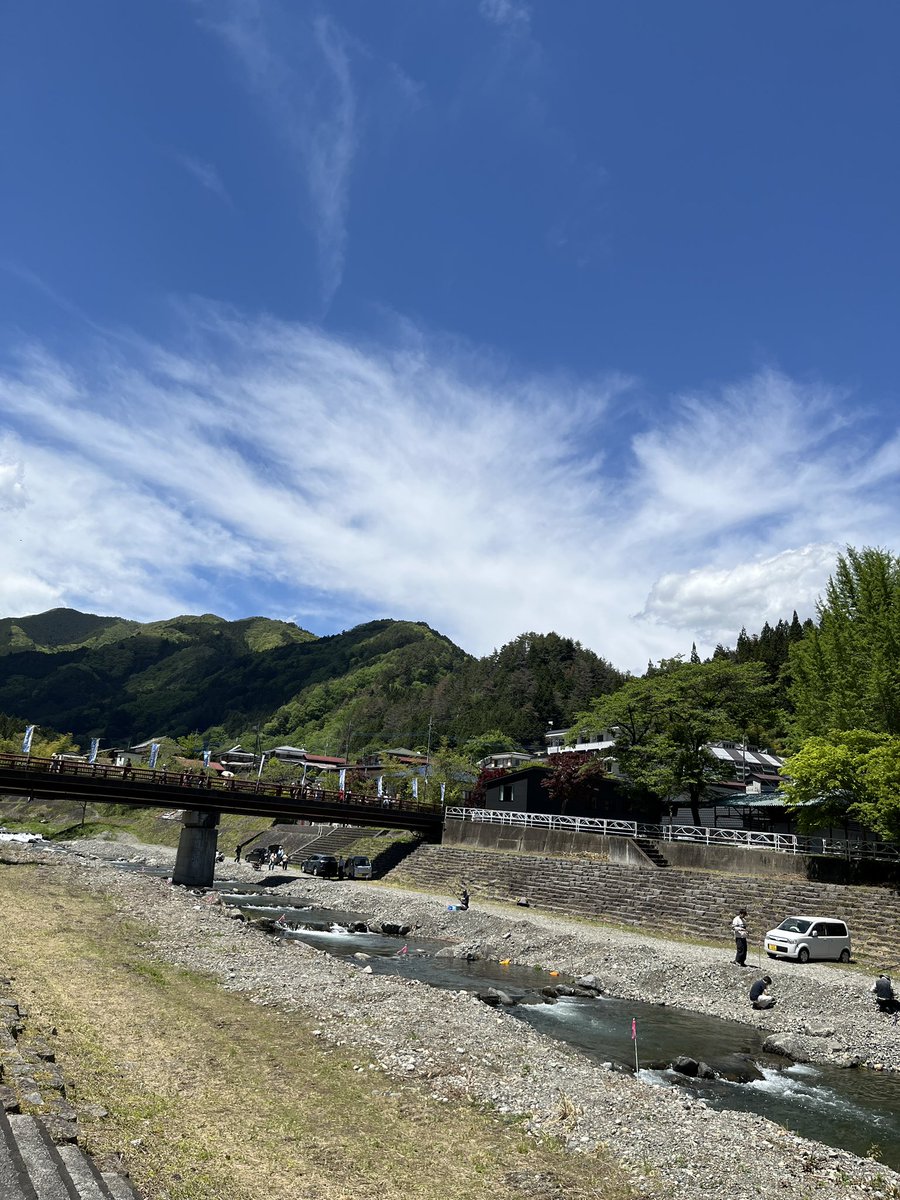 MsHolmes53's tweet photo. きれいな空
きれいな景色の
山梨県小菅村

渓流と森林のマイナスイオンに匹敵する
きれいな歌声と楽しいトークで
癒されました！

たくさん歌ってくれたので
アッという間の1時間
「次が最後の歌です」に
心からええー！って
行ってよかった🍀

#徳永ゆうき 
 #第35回多摩源流まつり https://t.co/33X3FIejJV