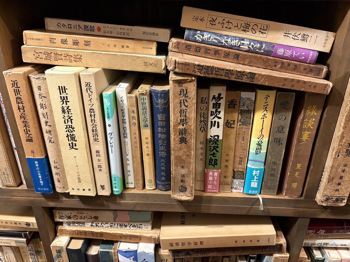 深沢七郎と村上龍が、同じ棚に並んでいます。