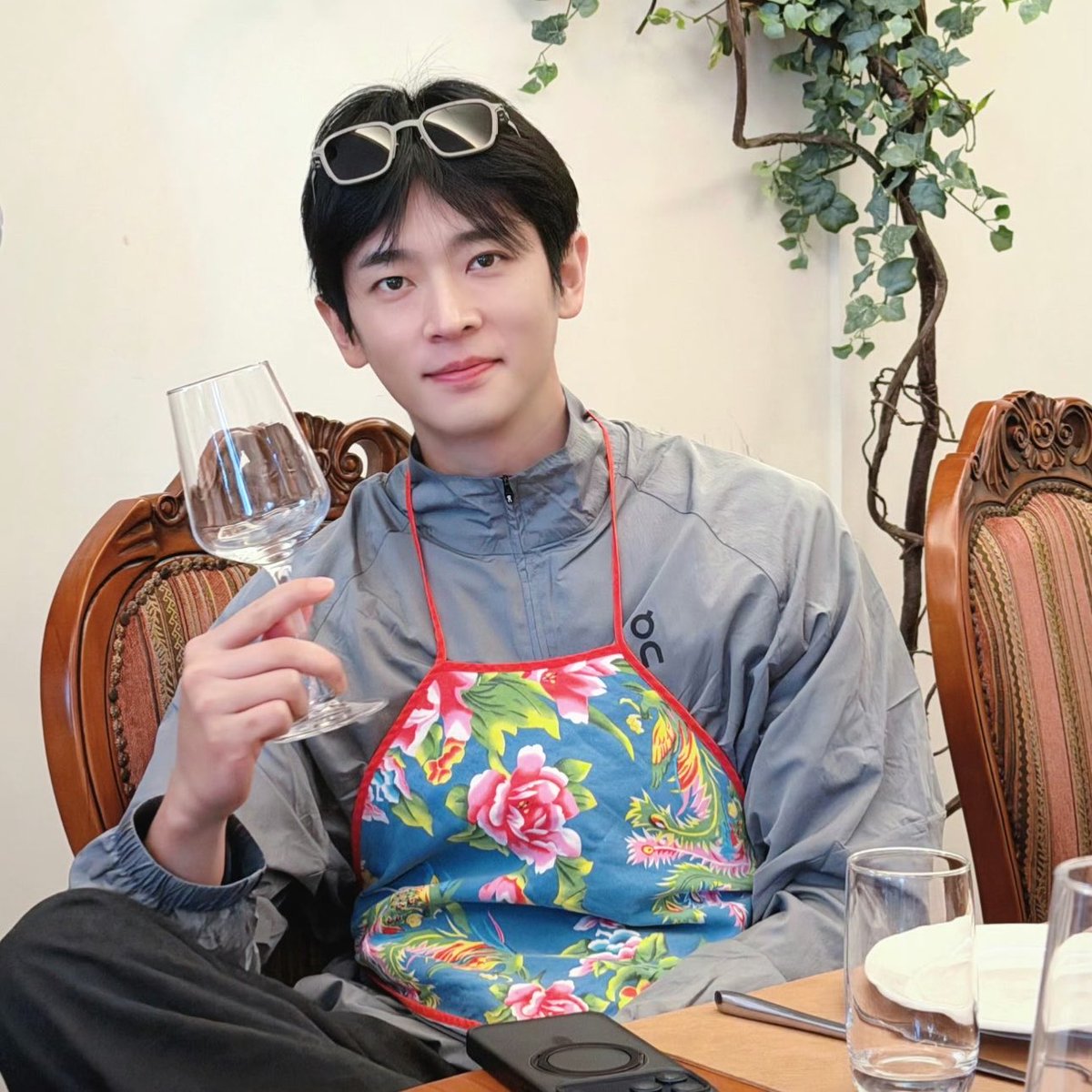 ช่วงนี้ฮีเป็นอะไรของฮีวะ เล่นกับใจมากป่ะ หล่อวันหล่อคืนเลยเว้ยยย ออร่าของคนจะมีเมียคนไทยแน่ๆ 🤧