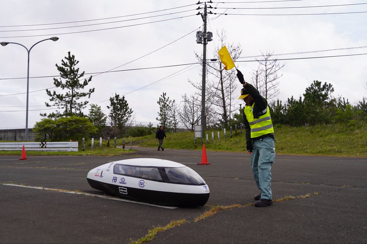 tokaisolarcar's tweet photo. WEM1日目が終了しました。
本日は強風のため車検が2時間の遅れ、練習走行が中止しました。
しかし車検は無事にクリアし、フリー走行で一周走行することができました。
明日の本戦に向けて準備を進め、万全の体制で挑みたいと思います。
#wem
#電気自動車
#大潟村
#東海大学ソーラーカーチーム https://t.co/L0RXC8t4Pd