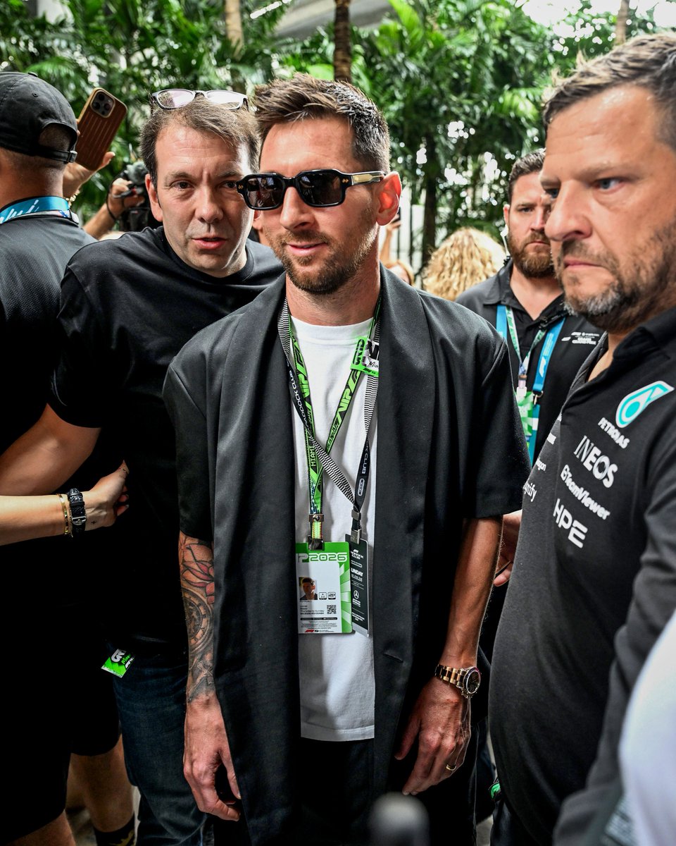 idextratime's tweet photo. Potret ketika Lionel Messi datang ke F1 Grand Prix Miami 2026 bersama keluarganya di Miami International Autodrome kemarin. 👋🏎️

Dia hadir di paddock sebagai tamu Mercedes, berinteraksi dengan kru tim, pembalap seperti George Russell dan Kimi Antonelli, serta sesama Argentina, Franco Colapinto yang membela tim Alpine. 🇦🇷