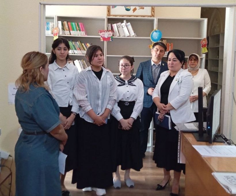 UchtepaT85216's tweet image. #Ma’naviyat  maskani kutubxona!
 Uchtepa tuman hokimiyati Xalq deputatlar tuman kengashi bosh mudiri A.Usmonov,bosh mutaxassis Z.Ko’ziyeva hamda Milliy tiklanish partiya deputati,81-sonli maktab direktori Z.Xaydarova maktabning faol o’quvchilari,Uchtepa TAKMga tashrif buyurishdi.