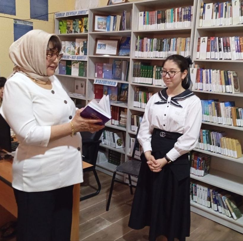 UchtepaT85216's tweet image. #Ma’naviyat  maskani kutubxona!
 Uchtepa tuman hokimiyati Xalq deputatlar tuman kengashi bosh mudiri A.Usmonov,bosh mutaxassis Z.Ko’ziyeva hamda Milliy tiklanish partiya deputati,81-sonli maktab direktori Z.Xaydarova maktabning faol o’quvchilari,Uchtepa TAKMga tashrif buyurishdi.