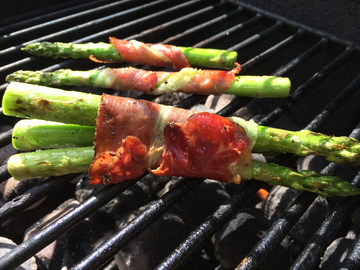 BYott01's tweet photo. Happy SuperFood FunFact Monday!  DYK that Asparagus season in the USA and Canada is now here?  Asparagus spears are sprouting out of the ground; however, some frosty nights have really slowed  production and product going to grocery retailers.  Expect full supply by Mothers day https://t.co/zCN7LopsR8